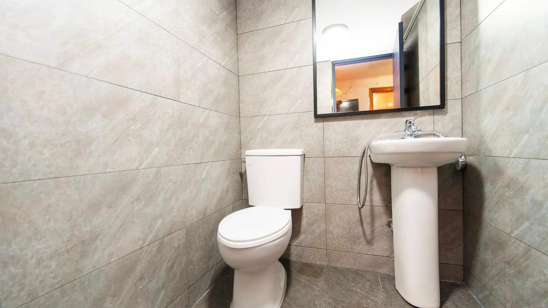 1.Hongdae@ Cozy House 5Room.4Bath. Szöul Apartman